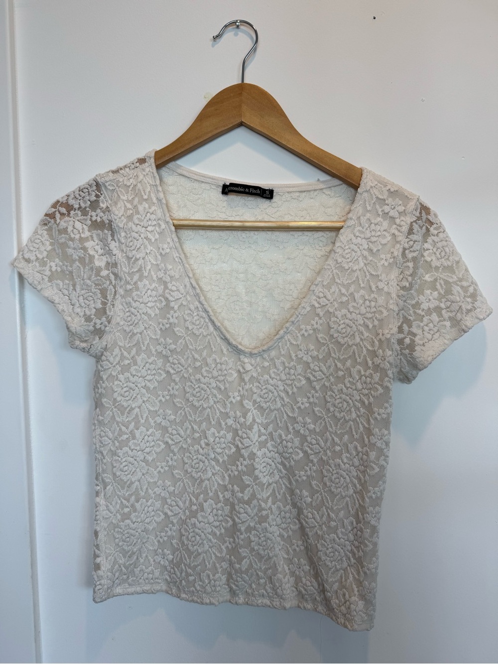 Abercrombie & Fitch Ivory Floral Lace V-Neck Short Sleeve Tee